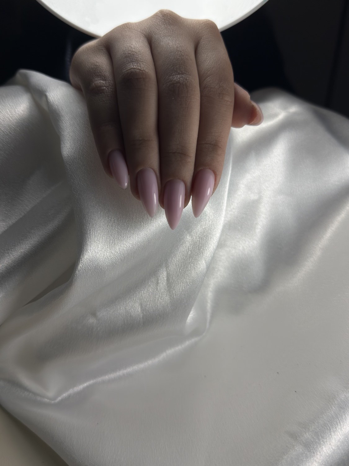 ציפורניים בגוון ניוד עדין — Nails by Esther