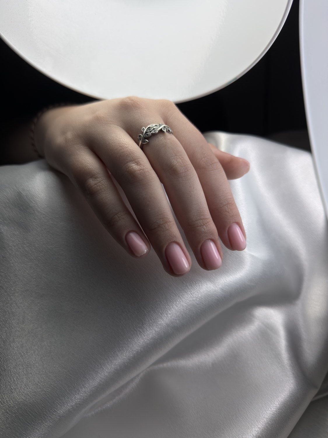 מניקור קצר ונקי בגוון ורוד — Nails by Esther