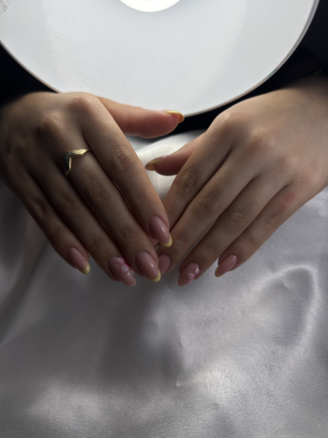 ציפורניים ארוכות עם עיצוב עדין — Nails by Esther