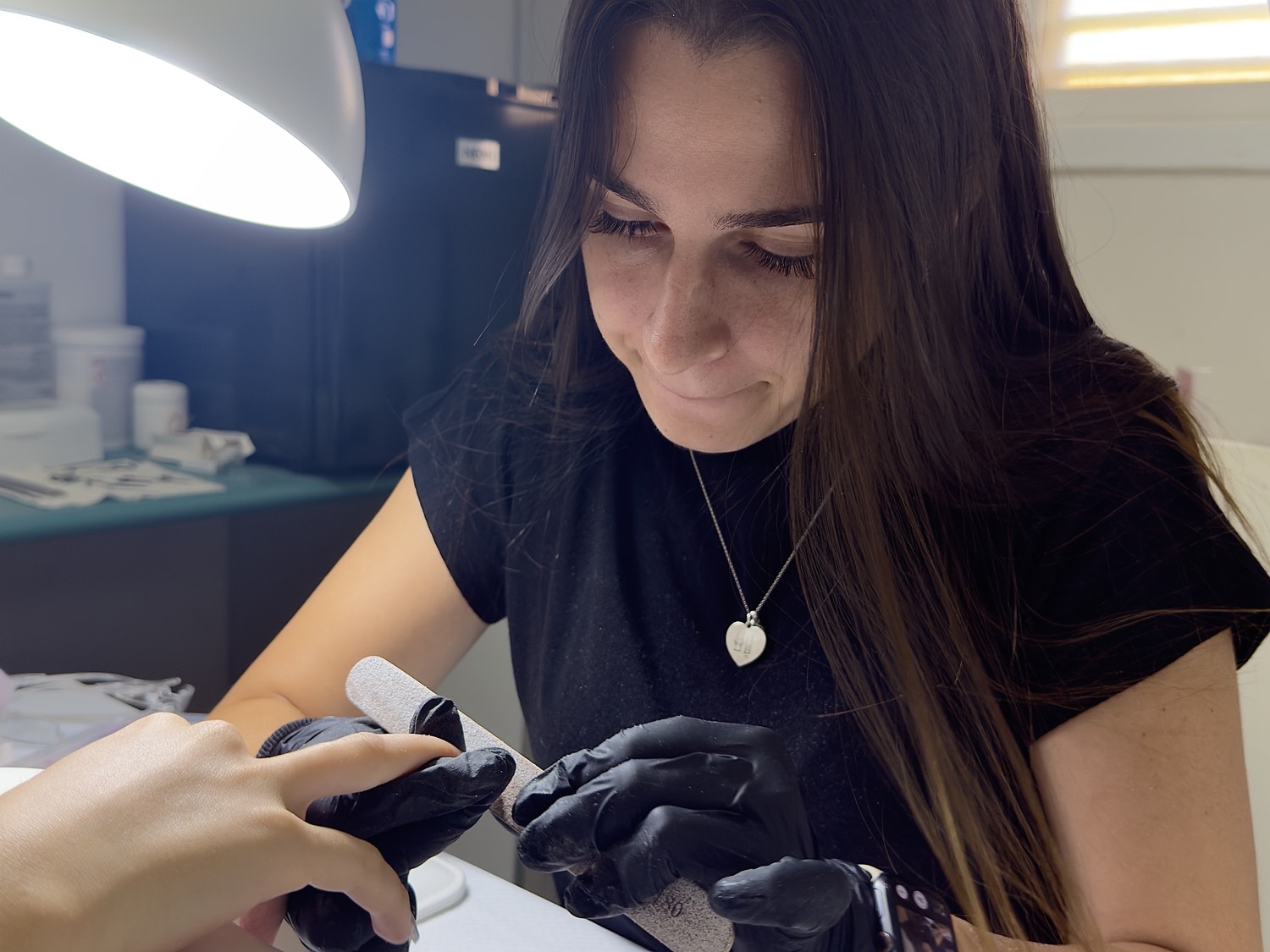 אסתר בעבודה בסטודיו — Nails by Esther