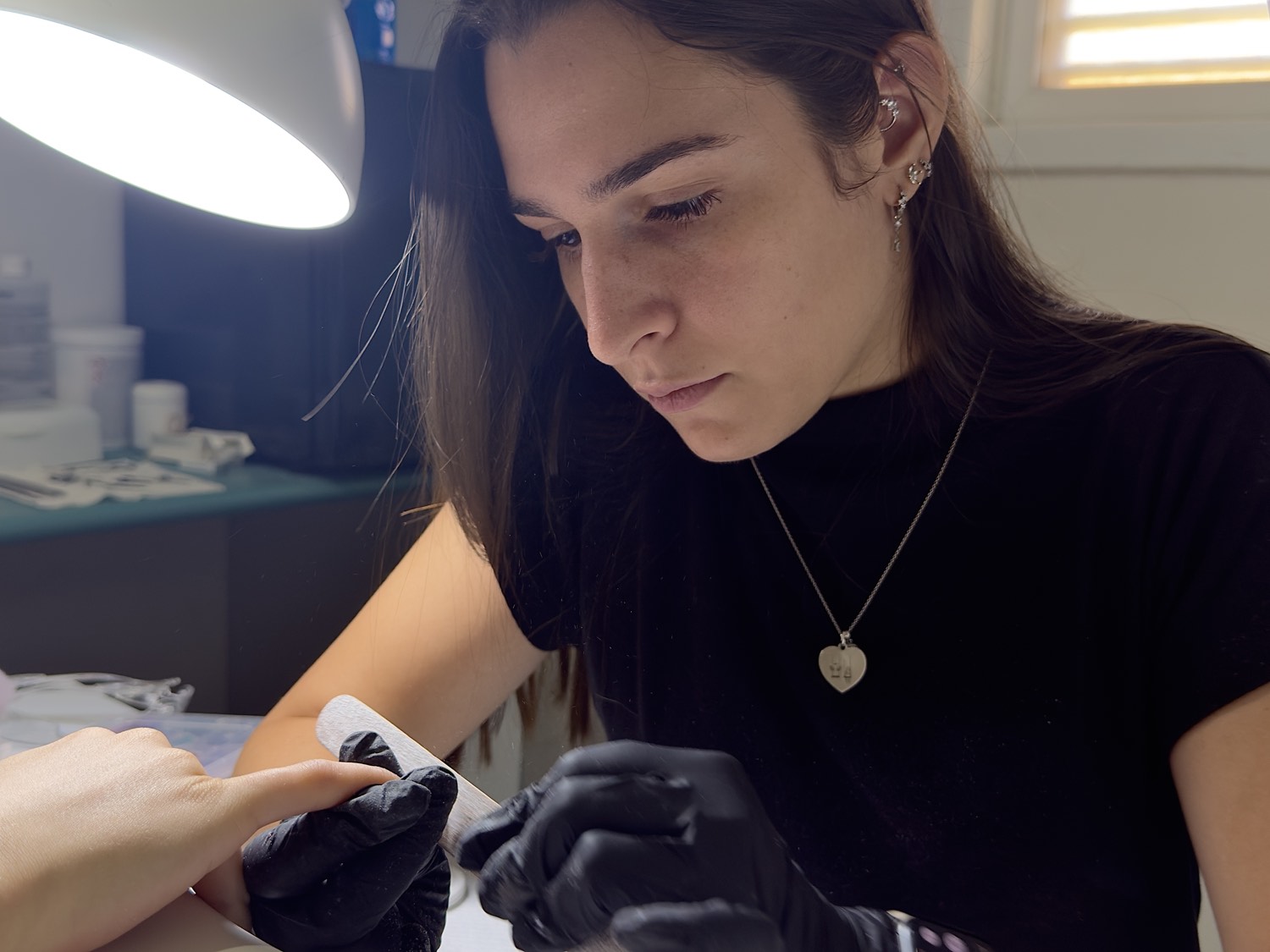 אסתר בריכוז מלא במהלך העבודה — Nails by Esther