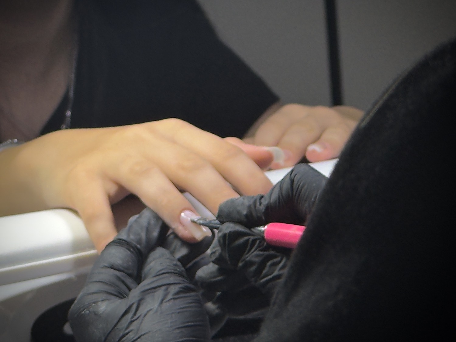 שלב הגימור בסטודיו — Nails by Esther