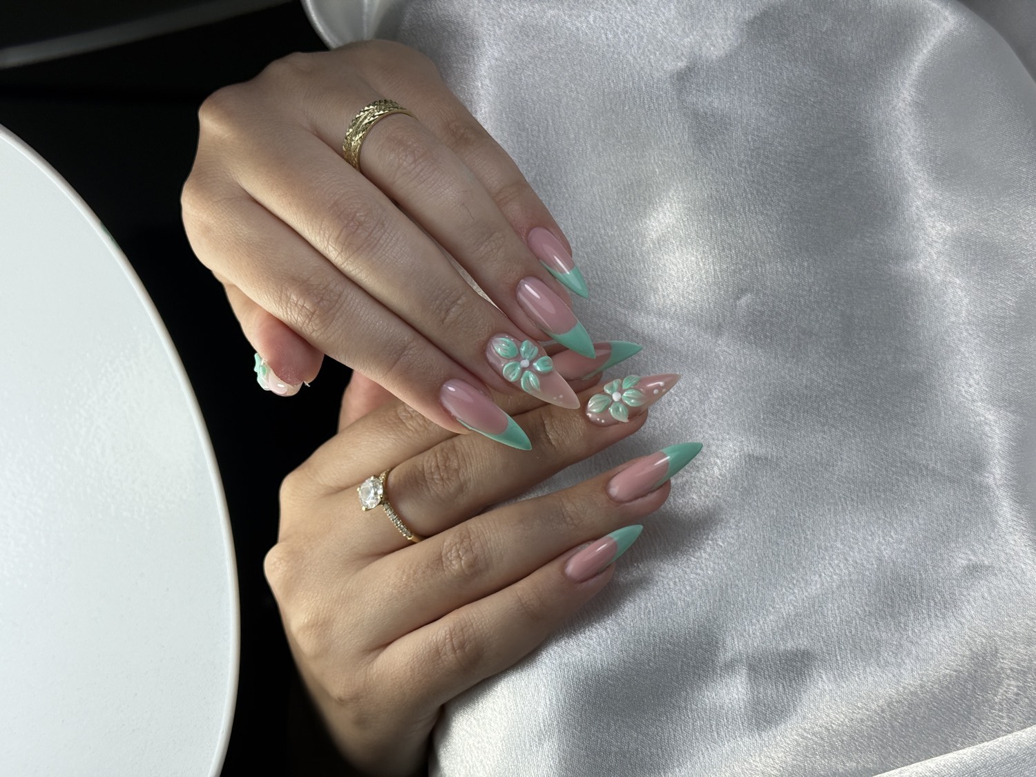 עיצוב ציפורניים בטורקיז עם פרחים — Nails by Esther